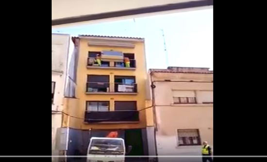 غباء عمال يتسبب في كارثة أثناء تحميل أثاث (فيديو) غباء عمال يتسبب في كارثة أثناء تحميل أثاث (فيديو)