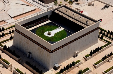 وفد من شابات صخرة يزور صرح الشهيد