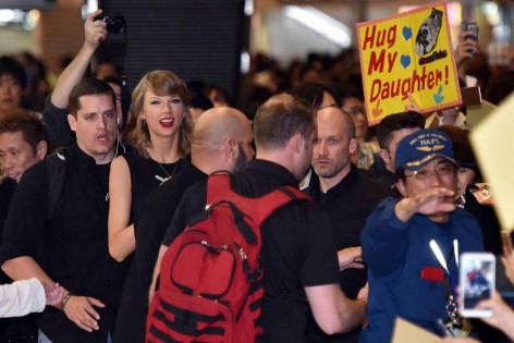 تايلور سويفت تعطل حركة الطيران في اليابان (صور)