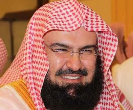 بالفيديو: باكستاني يؤم المصليين بصوت الشيخ السديس