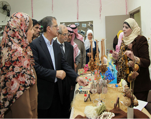 افتتاح البازار السنوي لمنتجات لطالبات المركز السعودي لتأهيل الكفيفات