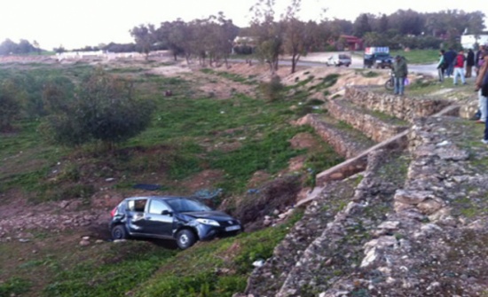 إصابة 7 أشخاص بإنزلاق مركبة في مأدبا