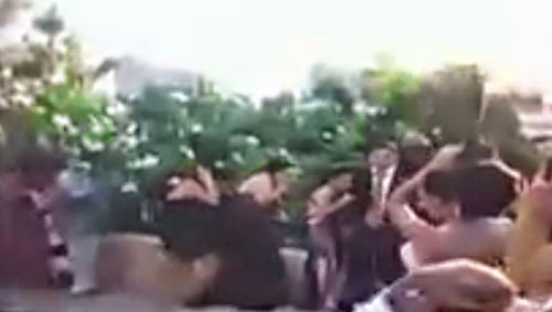 عروس تطلق النار في الهواء في حفل زفافها