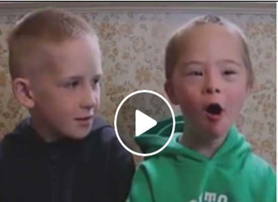 بالفيديو – طفل يشعل مواقع التواصل بحديثه عن أخيه المصاب بمتلازمة داون!!