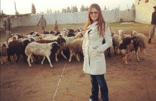 الفنانة اللبنانية كارول سماحة في الريف المصري