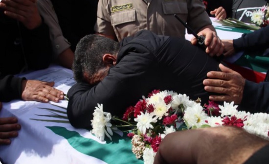 مشهد يدمي القلب.. الأب المفجوع فوق نعوش بناته الثلاث في لبنان