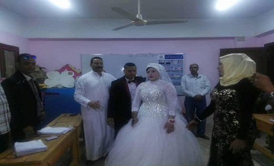 عروسان مصريان ينتخبان السيسي بـ “البدلة والفستان”… فيديو عروسان مصريان ينتخبان السيسي بـ “البدلة والفستان”… فيديو