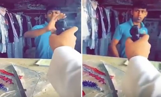 شاهد: ردة فعل عامل دخل عليه سعودي بـ مسدس وضغط على الزناد.. كانت الصدمة في النهاية!