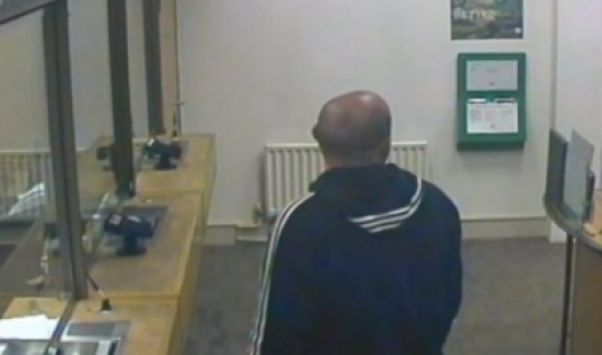 يسطو على بنك بمسدس لعبة