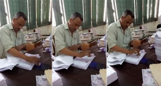 شاهد: سرعة خرافية لموظف يختم مجموعة كبيرة من الأوراق