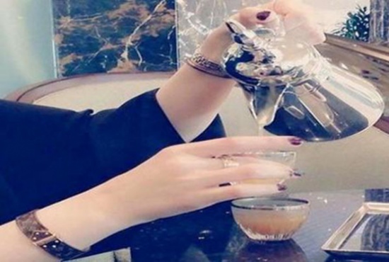 دلة قهوة وبيت شعر يتسبب بدفع معلم 5000 ريال ارضاءً لزوجته دلة قهوة وبيت شعر يتسبب بدفع معلم 5000 ريال ارضاءً لزوجته