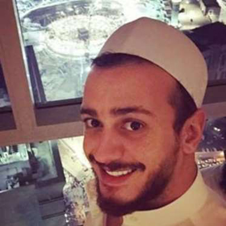 بالصور : الفنانين والفنانات بثياب الإحرام يؤدون مناسك الحج والعمرة