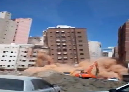 لحظة انهيار عماره