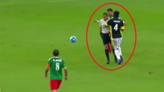 شاهد.. سقوط حكم مباراة الاتحاد والوحدات بشكل طريف