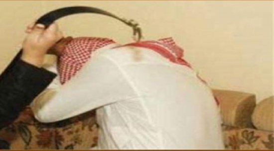 سيدة وشقيقيها يعتدون بالضرب على قاضٍ بتهمة دخوله منزلهم بدون إذن