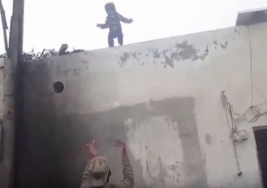 بالفيديو.. لقطات مروعة لأب يشجع ابنه على القفز من سطح منزله بالفيديو.. لقطات مروعة لأب يشجع ابنه على القفز من سطح منزله
