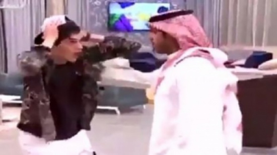 فيديو يغضب السعوديين.. أخبروه بوفاة والده مباشرة على الهواء! فيديو يغضب السعوديين.. أخبروه بوفاة والده مباشرة على الهواء!