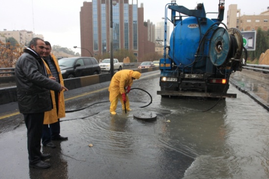 أمانة عمان تتعامل مع تجمعات مائية واغلاقات الشوارع الرئيسية سببتها غزارة الأمطار