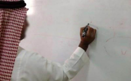 ولي أمر يضرب معلما أمام طلابه بـ العقال ولي أمر يضرب معلما أمام طلابه بـ العقال