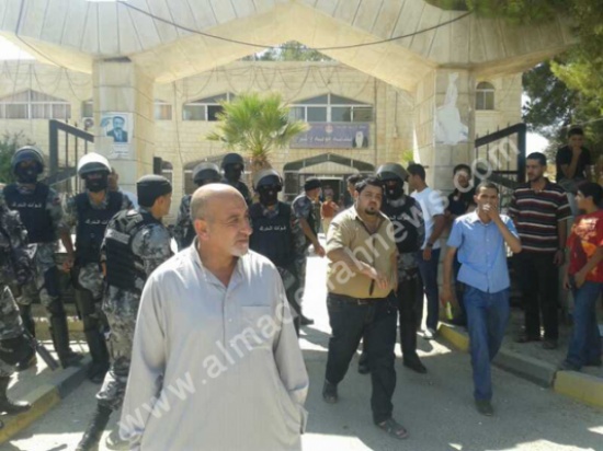 أنصار أحد مرشحي المزار الجنوبي يعلنون تعليق دوام الخميس