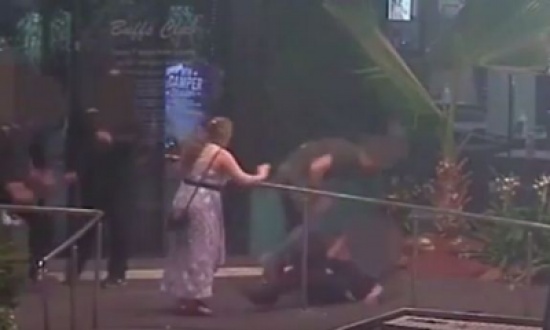 شاهد.. زبون ثمل يعتدي بالضرب على مديرة نادٍ