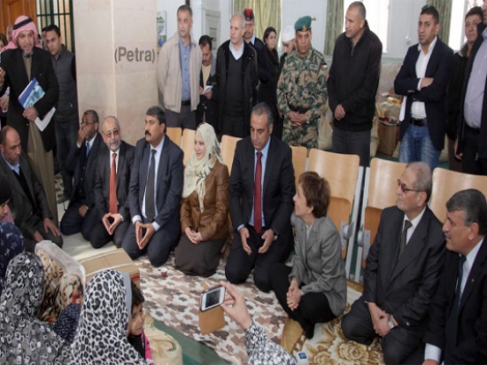 الاميرة بسمة تتفقد اسرا محتاجة وتوزع مساعدات في وادي السير وحي نزال الاميرة بسمة تتفقد اسرا محتاجة وتوزع مساعدات في وادي السير وحي نزال
