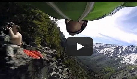 رمى بنفسه من قمة أحد الجبال وقام بتصوير نفسه