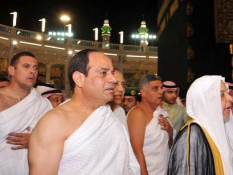 السيسي من داخل الكعبة.. ''فين القبلة يا مولانا''؟ السيسي من داخل الكعبة.. ''فين القبلة يا مولانا''؟