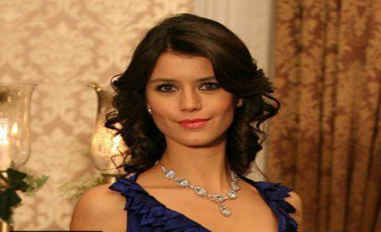 بالصورة- بيرين سات تصدم المتابعين باطلالة مثيرة