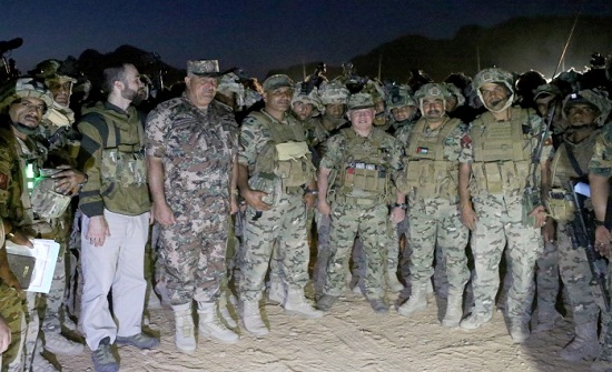 بالصور : الملك يتابع تمريناً عسكرياً ليلياً في كتيبة المغاوير بالصور : الملك يتابع تمريناً عسكرياً ليلياً في كتيبة المغاوير