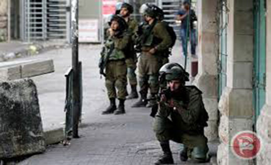 شاهد: جنود الاحتلال يداهمون مدرسة ويعتقلون طفلا في الخليل