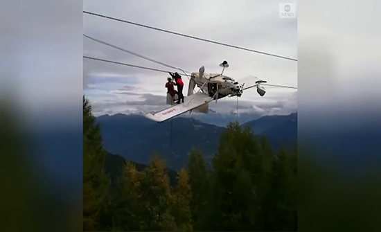 فيديو : حادث اصطدام طائرة خفيفة بأسلاك مصعد التزلج فوق جبال الألب