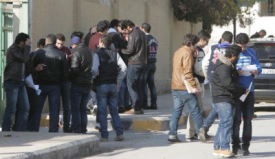 التوجيهي: اعتداء على شرطي ومركبة تابعة للأمن في السلط التوجيهي: اعتداء على شرطي ومركبة تابعة للأمن في السلط