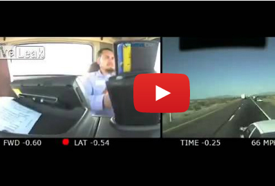 سائق تصفح صور نساء فدمر 3 سيارات شرطة