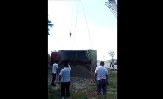 بالفيديو : عملية رفع شاحنة في الصين تنتهي بالفشل بالفيديو : عملية رفع شاحنة في الصين تنتهي بالفشل