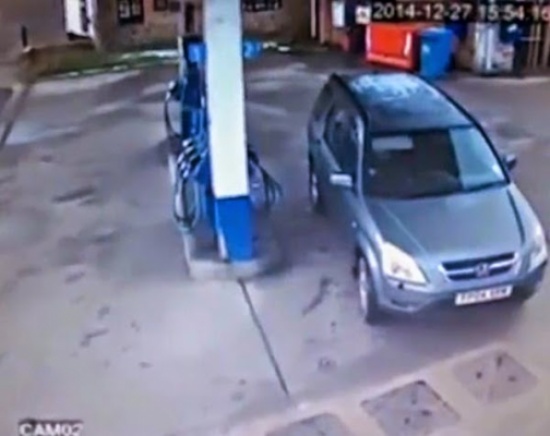 شاهد: المرأة وخزان الوقود !!!