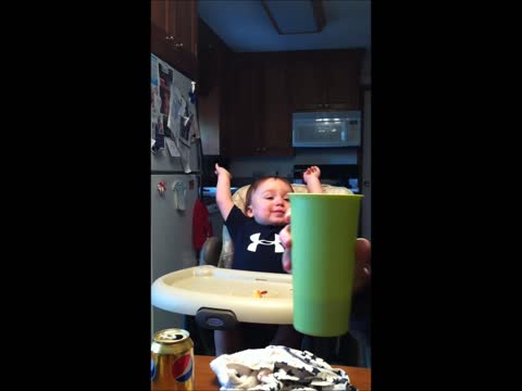 طفل يضحك بكل قوة