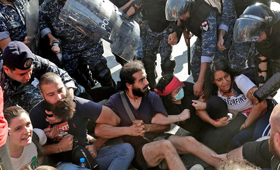 بالفيديو : لبنان.. الحراك يتواصل ومحتجون يقطعون الرينغ بالاتجاهين