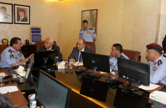 وزير المياه والري يلتقي اهالي الهاشمية والمزرعة والزنية