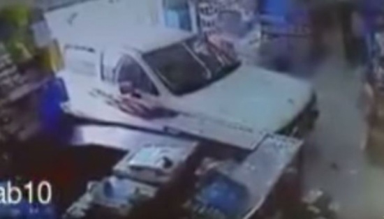 شاهد.. نجاة طفل من سيارة اقتحمت سوبر ماركت