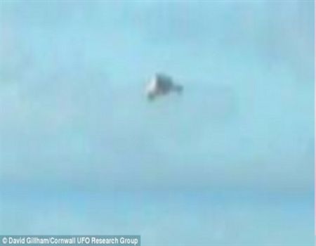 بالصور.. جسم غريب يحلق في سماء بريطانيا ويربك المواطنين