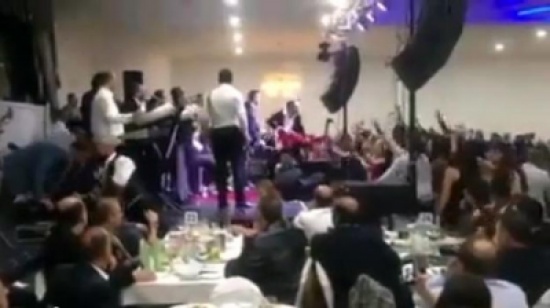 بالفيديو..حفلة تنقلب الى حلبة مصارعة بعد تمزيق علم النظام السوري بالفيديو..حفلة تنقلب الى حلبة مصارعة بعد تمزيق علم النظام السوري
