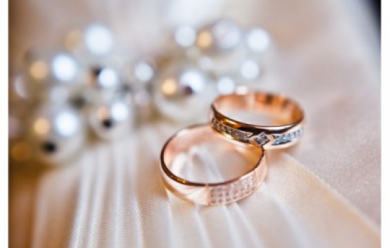 سعودي يحتفل بطلاقه من زوجته الرابعة ويمنحها 20 ألفاً ليتزوج مجدداً