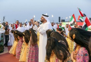 حسين الجسمي يخطف الأنظار أمام 60 ألف متفرج ويغني "العاديات"..بالصور حسين الجسمي يخطف الأنظار أمام 60 ألف متفرج ويغني "العاديات"..بالصور