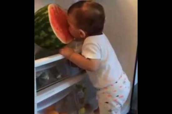 بالفيديو: براءة الطفولة تثير اعجاب الاف المشاهدين!