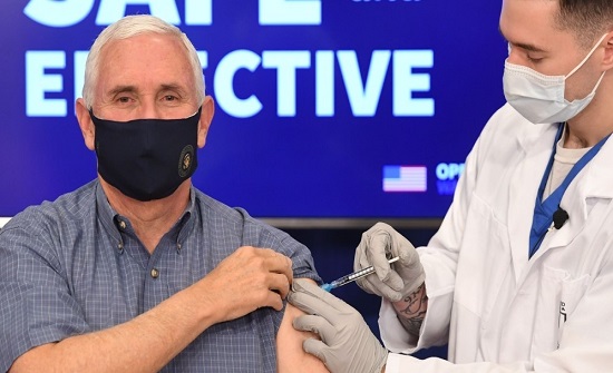 مايك بنس نائب الرئيس الأميركي يتلقى لقاح كورونا علناً