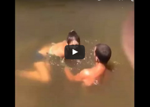 شاهد: فتاة تمسك سمكة بيدها من بحيرة