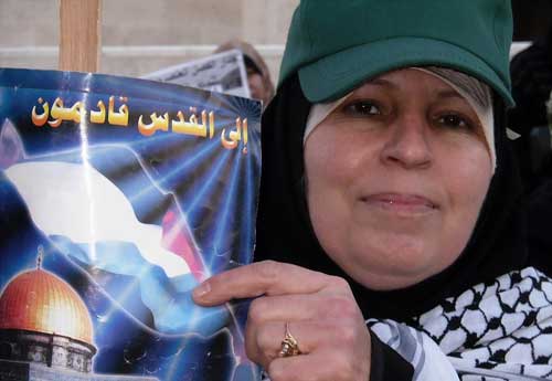 وقفة احتجاجية امام السفارة الفلسطينية رفضاً لتصريحات عباس وقفة احتجاجية امام السفارة الفلسطينية رفضاً لتصريحات عباس