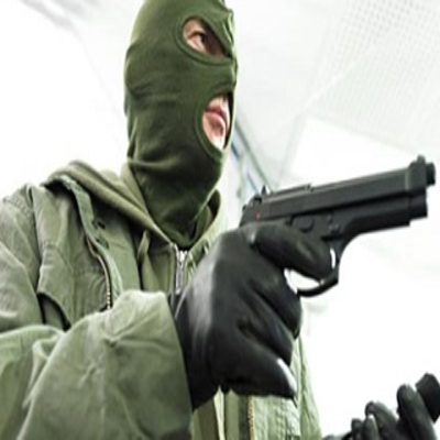 يسرق ويعتدي جنسياً على ضحاياه