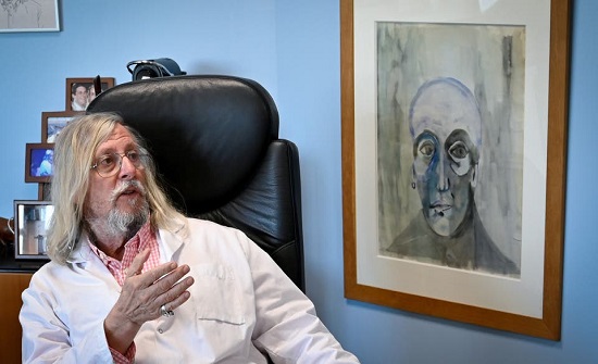 الطبيب المشاكس يفاجئ العالم: الوباء قد يختفي قريباً